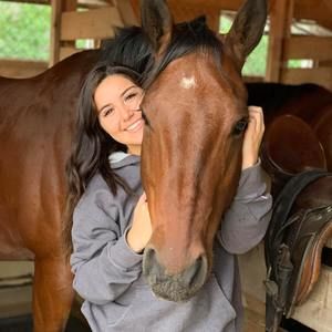 Meet your Posher, Laura